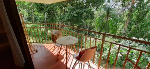 een balkon met een tafel en stoelen erop bij Sunflower Cottage, Had Yao Bay. in Ko Pha Ngan