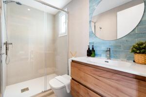 y baño con aseo, lavabo y espejo. en Lodging Apartments Beach Studio 41 en Barcelona