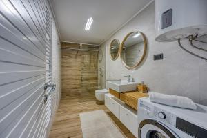Ένα μπάνιο στο Deluxe Apartment with Whirlpool +23 φωτογραφίες