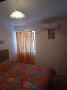 um quarto com uma cama e uma janela em Apartments Dvije Palme em Šibenik