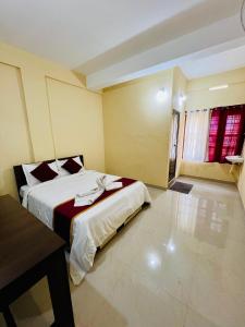 1 dormitorio con 1 cama y 1 mesa en una habitación en Rivera Holiday Home en Vythiri