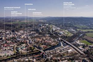 een luchtzicht op een stad met gebouwen en een rivier bij Apartmány Rozárka Turnov in Turnov