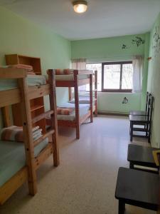 Ein Etagenbett oder Etagenbetten in einem Zimmer der Unterkunft Alberg - Restaurant Vall Fosca