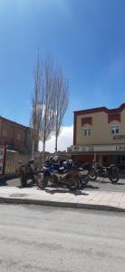 un grupo de motocicletas estacionadas a un lado de la calle en Auberge l' avenir, en Imilchil