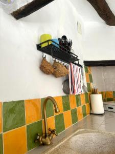 eine Küchentheke mit Spüle und Spüle in der Unterkunft Casa Juanillo in Miller
