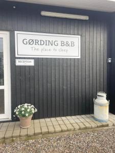 una señal en el lateral de un edificio en Gørding Bed and Breakfast, en Gørding
