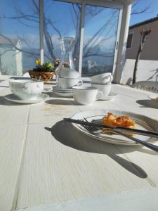 uma mesa branca com um prato de comida em Ferienhaus mit zwei großen Terrassen und traumhaften Meerblick em Ražanac