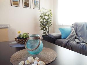 uma mesa com um vaso azul e algumas conchas sobre ela em Ferienhaus mit zwei großen Terrassen und traumhaften Meerblick em Ražanac