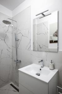 Baño blanco con lavabo y espejo en New With The Best View - 2BD Bright Flat Near NDK, en Sofía