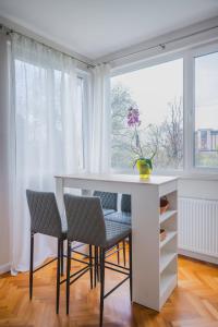 mesa y sillas en una habitación con ventana en New With The Best View - 2BD Bright Flat Near NDK, en Sofía