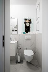 Baño blanco con aseo y lavamanos en New With The Best View - 2BD Bright Flat Near NDK, en Sofía
