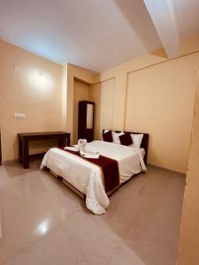 ein Schlafzimmer mit einem großen Bett in einem Zimmer in der Unterkunft Rivera Holiday Home in Vythiri