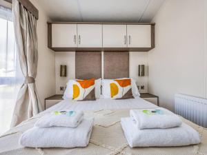 Ένα ή περισσότερα κρεβάτια σε δωμάτιο στο Charming Chalet at Lakeside Park - Pass the Keys