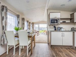 Η κουζίνα ή μικρή κουζίνα στο Charming Chalet at Lakeside Park - Pass the Keys +36 φωτογραφίες