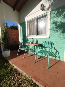 twee stoelen en een tafel op een patio bij Linaje Hospedaje in Colón +9 foto's