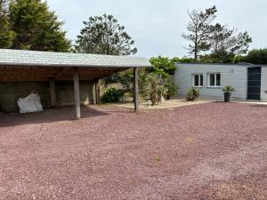 Saint-MarcoufにあるGîte accès direct à la plage du DDAYのガレージ付き住宅