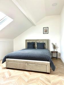 um quarto com uma cama king-size num sótão em Magnifique Appartement Neuf, 5 Min Orly - Climatisé em Paray-Vieille-Poste