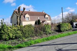 a house on the side of a road at La Maraitière in Guînes