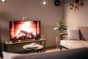 TV a/nebo společenská místnost v ubytování Wooden Art