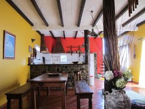 een keuken met een tafel en stoelen in een kamer bij GuestReady - Casa do Bisbis in Lanceiros