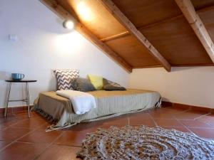 a bedroom with a bed and a table in a room at GuestReady - Casa do Bisbis in Lanceiros