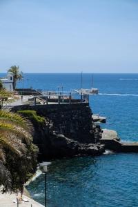 een uitzicht op de oceaan met een pier en het water bij GuestReady - A sunny delight in Funchal in Funchal