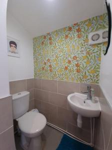 La salle de bains est pourvue de toilettes et d'un lavabo. dans l'établissement Gorgeous Edwardian Terrace in Old Trafford, à Manchester
