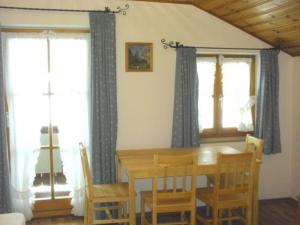 ein Esszimmer mit einem Holztisch und Stühlen in der Unterkunft Wohnung in Unterschönau mit Grill in Schönau am Königssee