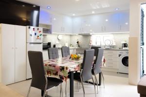 Dapur atau dapur kecil di GuestReady - An amazing blue ocean view +15 gambar