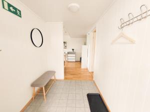 Skaland的住宿－Destination Senja - Skaland，走廊上设有长凳和墙上的镜子