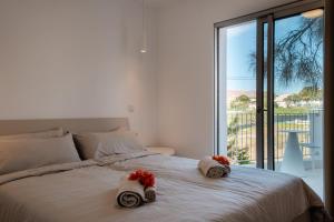 a bedroom with a bed with towels on it at GuestReady - A delightful stay in Porto Santo in Porto Santo +115 photos