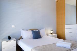 מיטה או מיטות בחדר ב-GuestReady - Charming Caniço Retreat