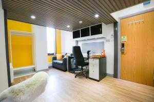 een kantoor met een bureau en een stoel in een kamer bij E101 Urban chic loft in Coventry