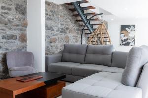 sala de estar con sofá y mesa en GuestReady - Quiet house & heated pool w sea view, en Prazeres