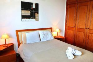 フンシャルにあるVarandas do Funchalのベッドルーム1室(ナイトスタンド2つ、ランプ2つ付)