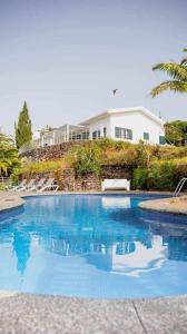 una piscina frente a una casa en Vila da Falésia-With Pool and views en Caniço