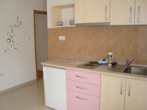 Kuchyň nebo kuchyňský kout v ubytování Apartments Kiro
