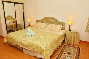 a bedroom with a bed and two lamps and a mirror at Formosa Sunset - Em frente à praia com wifi in Panasqueira