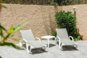 2 Stühle und ein Tisch auf der Terrasse in der Unterkunft Windmill House- Near beach in Porto Santo