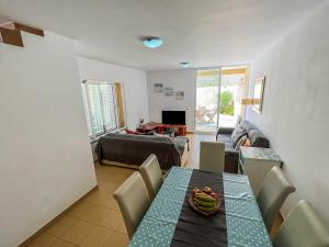 una sala de estar con una mesa con plátanos. en GuestReady - Windmill House, en Pontinhas 18 fotos más