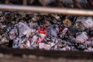 eine Schließung eines Grills mit Fleisch und Flammen in der Unterkunft Windmill House- Near beach in Porto Santo