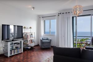 カマラ・デ・ロボスにあるLobos Bay-Apartment With Unique Sea Viewsのリビングルーム(ソファ、テレビ付)