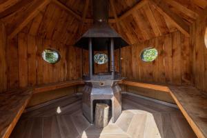 ein Außenofen in einer Holzhütte mit zwei Fenstern in der Unterkunft Ferienhaus mit Privatpool für 4 Personen ca 120 m in Trois-Ponts, Wallonie Spa-Francorchamps und Umgebung in Trois-Ponts