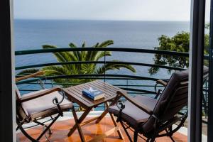 カマラ・デ・ロボスにあるLobos Bay-Apartment With Unique Sea Viewsの海を望むバルコニー(テーブル、椅子付)