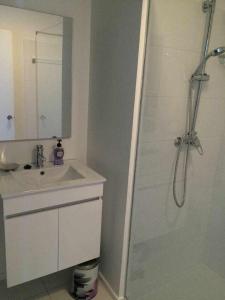 een witte badkamer met een wastafel en een douche bij Lido Mar - Hotels area in Funchal