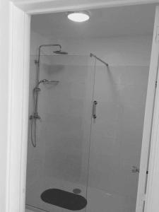 una ducha con puerta de cristal en un baño en Lido Mar - Hotels area, en Ilhéu do Gorgulho