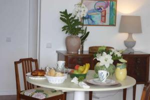 een eettafel met fruit en bloemen erop bij Lido Mar - Hotels area in Funchal