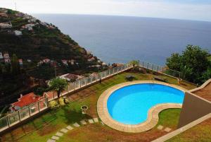 カリェタにあるPlaza Bay Luxury Apartment with Swimming Poolの海辺の丘の上のスイミングプール