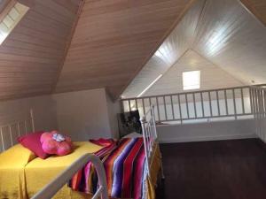 una camera da letto con letto in mansarda di GuestReady - Casa Avó Alice a Porto da Cruz Altre 24 foto
