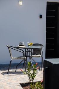 stół i 2 krzesła na patio w obiekcie GuestReady - Tranquil Retreat in Nature's Embrace w mieście São Vicente